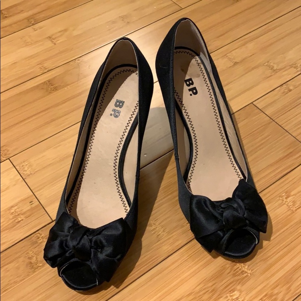 Black satin heels size 5 black bow